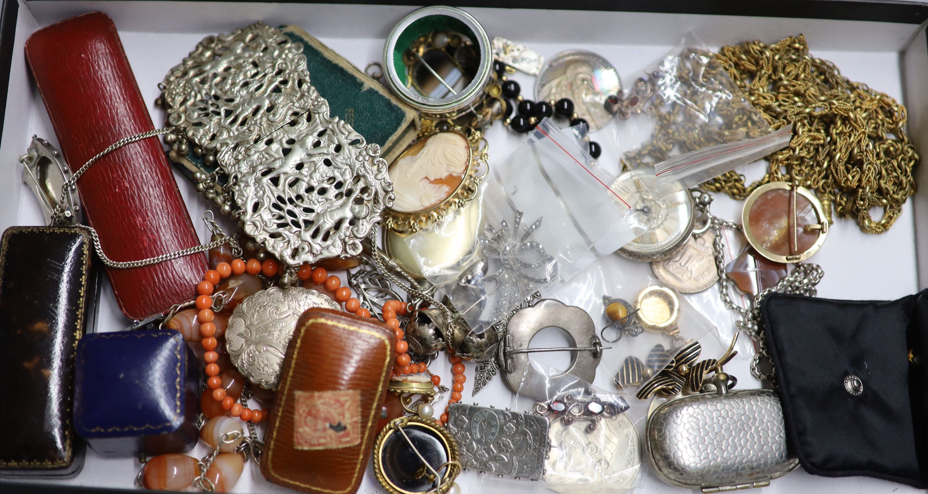 A quantity of mixed jewellery.